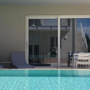 *central Lakeside Apt*swimming Pool & Free Parking Apartment
